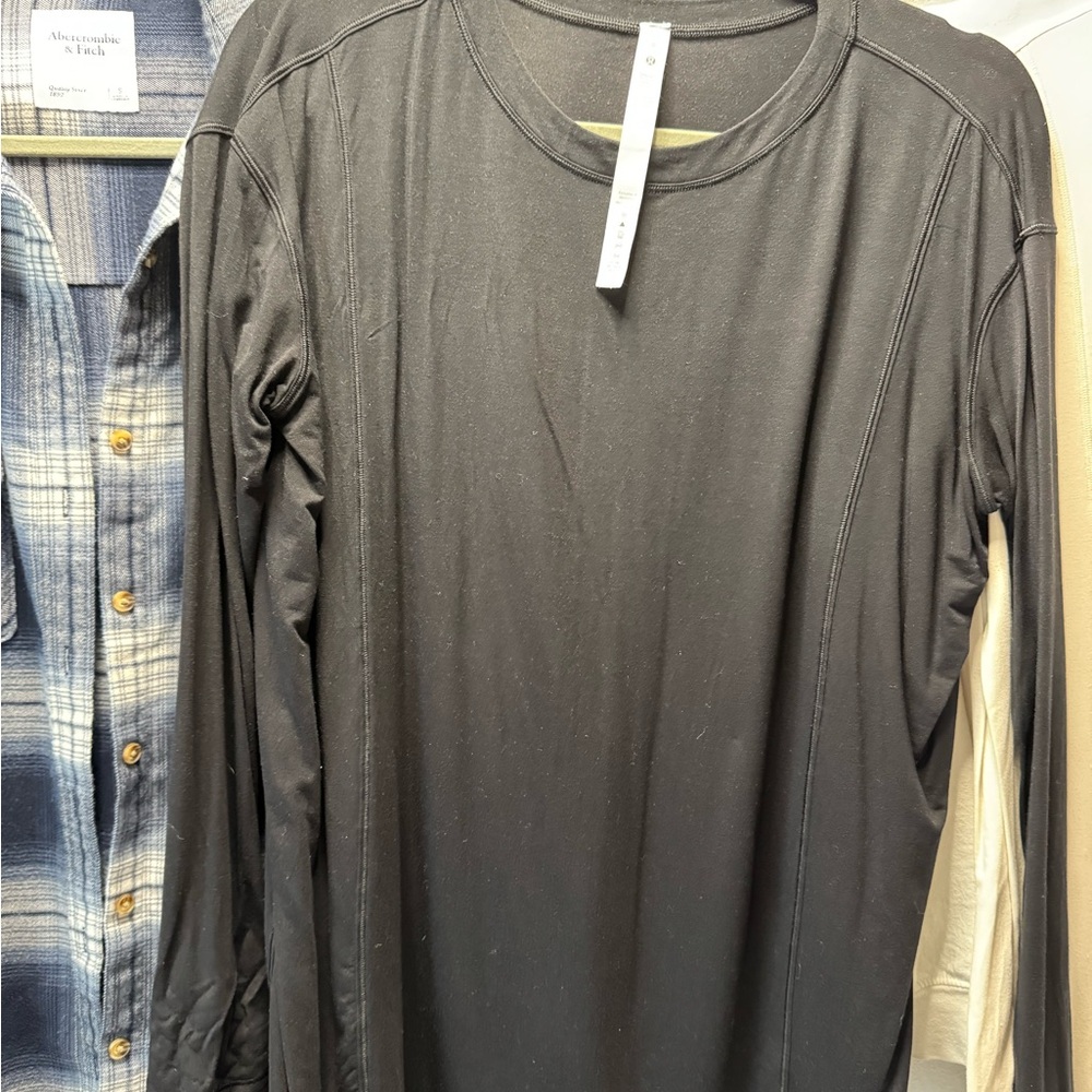 Lululemon Long-Sleeve Crew Neck Shirt - Black